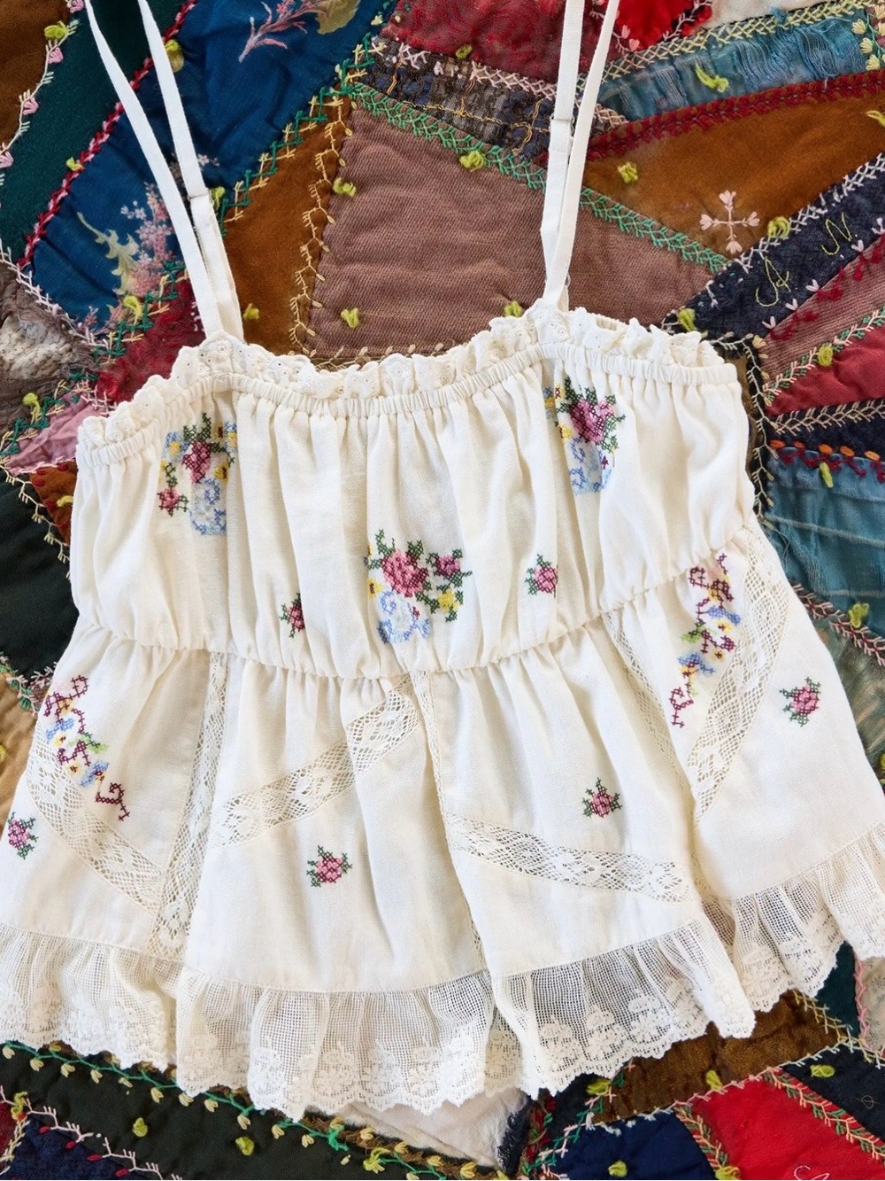 NWT Natural Life Lg Floral-Embroidered Smocked Top